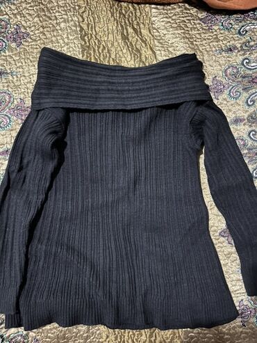sirqa modelleri: Qara rəngli trikotaj sviter/bluza - Model: ofşouldər (eni geniş
