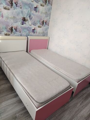 Divan və masa dəstləri: İşlənmiş, Təknəfərlik çarpayı, Matras ilə