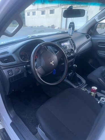 авто из азербайджана: Ağ rəngli Mitsubishi L200 pikap yük maşını. Bu model öz dayanıqlığı və