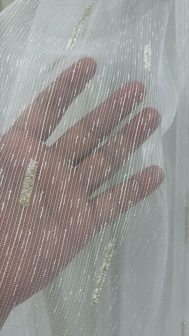 Pərdə və tüllər: Ağ rəngdə, zolaqlı dizaynı olan tül pərdə. Yüngül və şəffaf materialı — 7