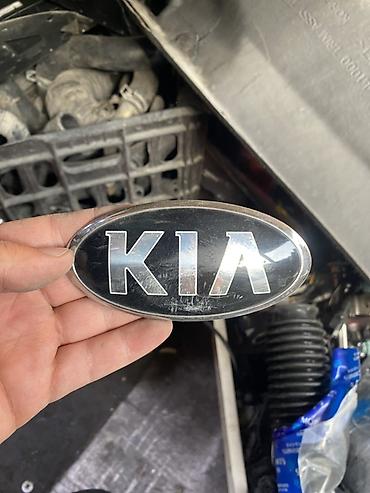Эмблема KIA, овальной формы, в чёрно-хромированном исполнении