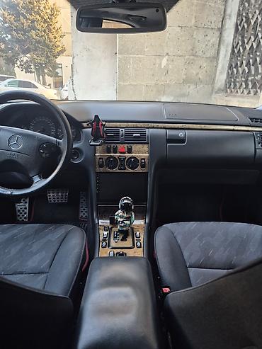 mersedes manitor: Mercedes-Benz E-Class: 2.2 l | 2000 il Sedan — 8