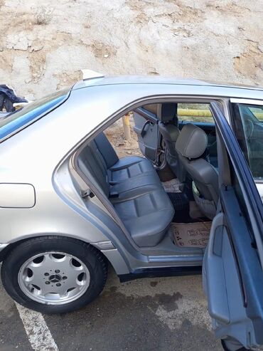 Mercedes-Benz: Mercedes-Benz 230: 2.3 l | 1997 il Sedan — 7