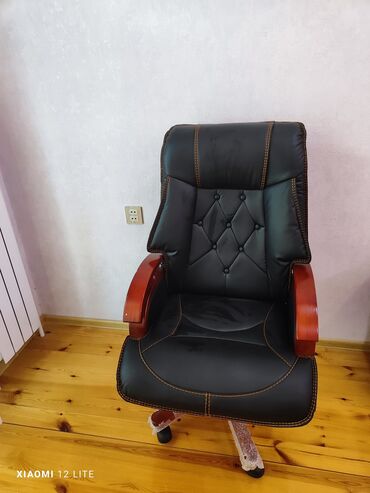 Ofis dolabları: Yeni, Təkərli, Qolları tənzimlənir, Dəri
