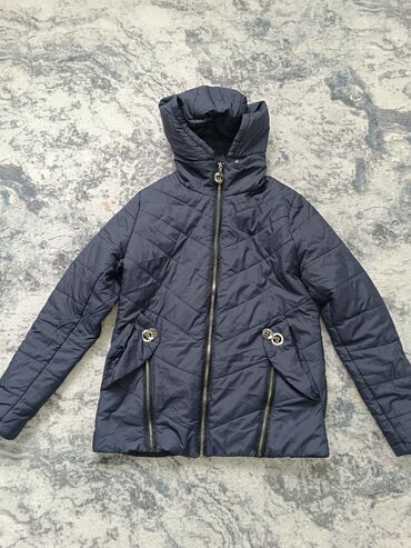 Демисезонные куртки: Продаю демисезонную куртку б/у в хорошем состоянии. размер М(44)