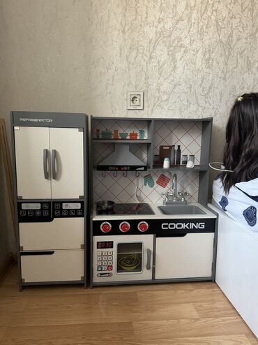 hündür uşaq krossovkaları: Oyuncaq metbex.160 manata alinib temizdir yeni kimidir.kecen il