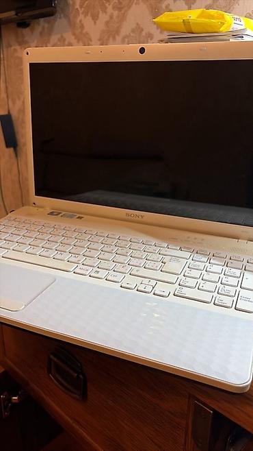 Sony VAIO noutbuk (ağ rəng) - Ekran: təxmini 15.5" - Korpus: ağ, romb