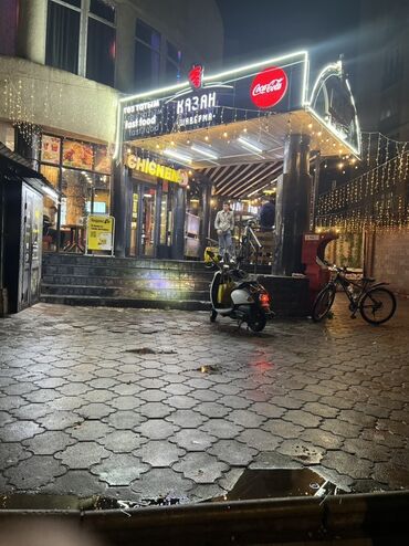 Фастфуд: Фастфуд-заведение «Казан Шаурма / Chicken» с яркой неоновой вывеской и