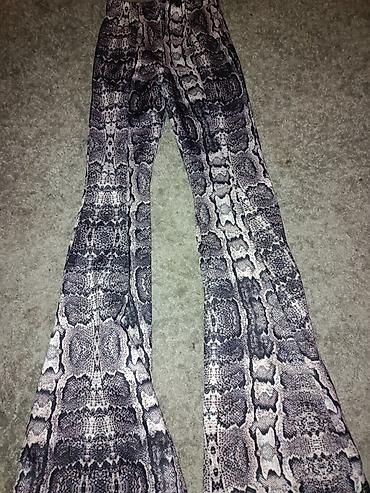 satenske helanke: Ženske pantalone Blondy – zmijski print, zvonare - Brend: Blondy — 3