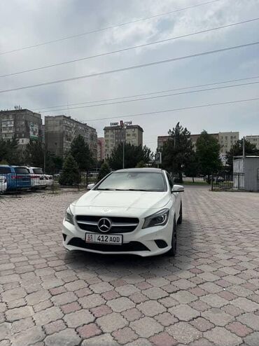 победа машина: Белый седан Mercedes-Benz CLA с черными многоспицевыми дисками. Модель