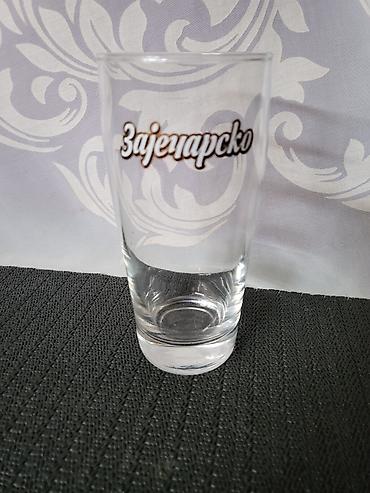 Čaše: Case nove zajecarsko pivo. Nove case,sve na njima odsjaj od svetla — 11