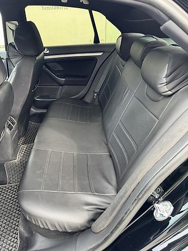 Volkswagen Jetta: 1.6 l | 2010 il Sedan — 7