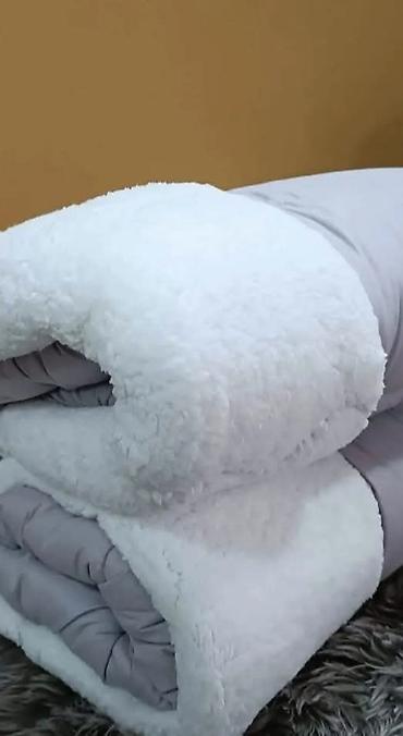 toaletni sto vitorog: Veliki bračni jorgan sa krznom. Dimenzije 200x200. Cena 4300 dinara — 2