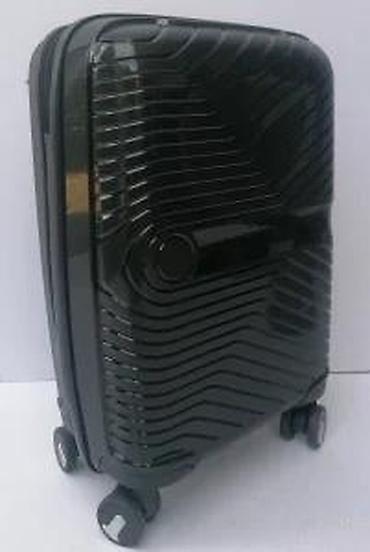 Putni koferi i torbe: Crni čvrsti kofer sa teksturiranim dizajnom, idealan za putovanja — 15