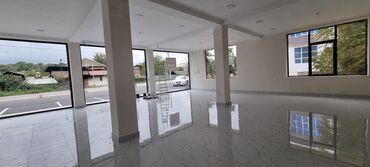 Binalar: Kommersiya təyinatlı iki mərtəbəli modern bina - Şüşəbənd vitrin — 9