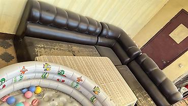 угловой кожаный диван: Угловой мягкий диван из тёмно‑коричневой экокожи. - Конфигурация — 2