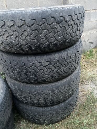 зимние шины на грузовые автомобили: 235/65R17 срочно продаются комплект шин без шишек и порезов