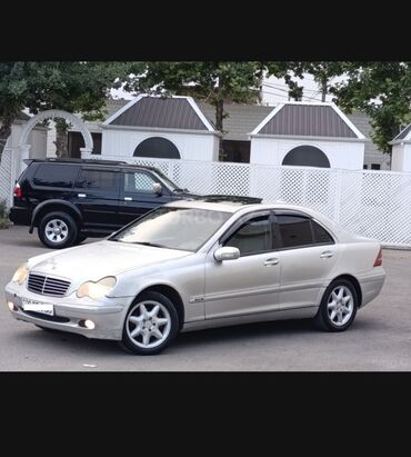 Mercedes-Benz: Mercedes-Benz C-Class sedan (W203), gümüş rəng. - Kuzov: 4 qapılı — 3