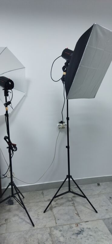 İşıqlandırma: Godox Pioner 200 . Studiyanın işıqlandırma professional işıq dəsti