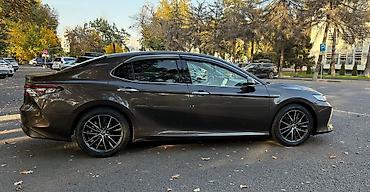целика: Toyota Camry: 2021 г., 2.5 л, Автомат, Гибрид, Седан — 3