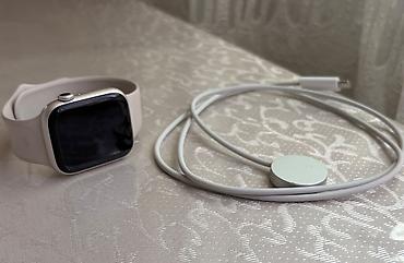 duvar saati: Apple Watch (alüminium gövdə, kvadrat ekran) və maqnitli şarj kabeli — 1