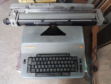 Оборудование для печати: Печатная машинка, пишущая машина