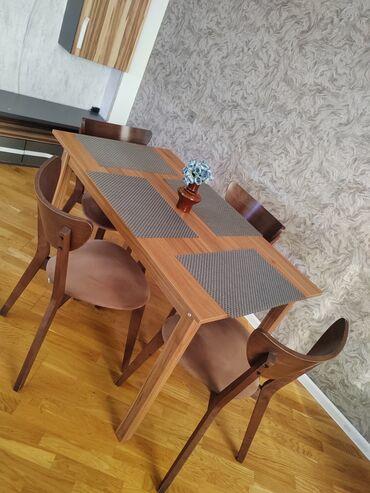 Ütüləmə lövhələri: Qonaq otağı üçün, Kvadrat masa, 4 stul