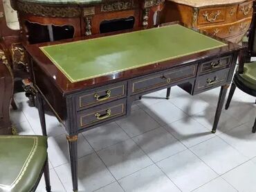 ugaona polica za pice: Stilski pisaći sto 🪑 Sto u dobrom stanju 💰 Cena za sto: 1050€