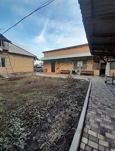 Продажа коттеджей и домов: * Продаётся :В районе К өлмө * Два дома на участке в 4 сотки в черте — 18