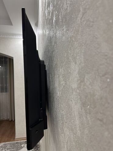 телевизоры продажа: Телевизор Skyworth, диагональ около 43–50". Тонкая рамка, плоская