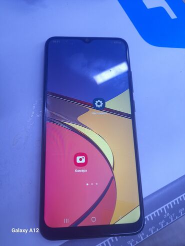 samsung a01: Samsung Galaxy A3, Колдонулган, 8 GB, түсү - Кара