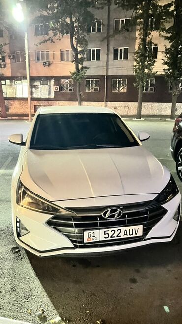елентра хундай: Белый седан Hyundai Elantra с современным дизайном кузова. Автомобиль