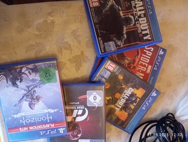 PS2 & PS1 (Sony PlayStation 2 & 1): Müxtəlif janrlarda beş PlayStation 4 oyunu təklif olunur. Dəstə Call