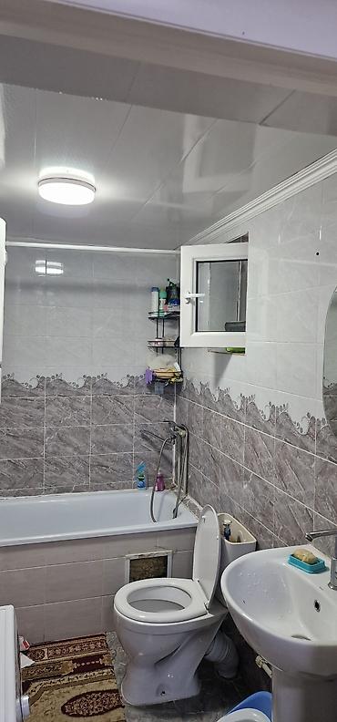 Продажа коттеджей и домов: Продается дом, в городе Каракол, в хорошем центральном районе, ул — 12