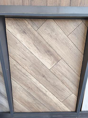Ağac teksturalı döşəmə örtüyü – “balıkskelet” (herringbone) düzülüşlü