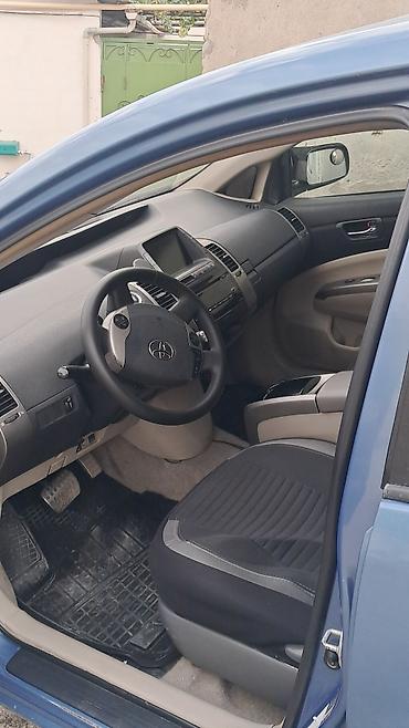 Toyota: Toyota Prius (2-ci nəsil) – mavi rəngli hibrid liftbek. Texniki — 5