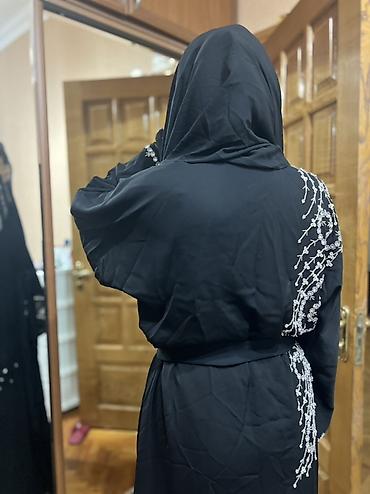 is batinka: Qara abaya – incə bəzəkli.Yenidir.Üzerinde baş örtüsü və kəməri var — 7