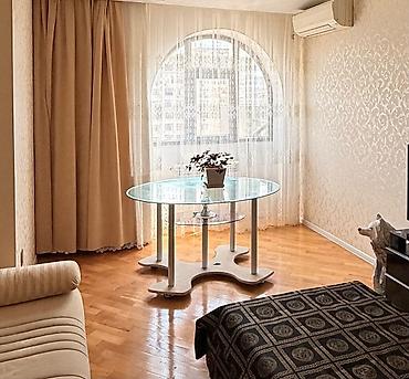 taburetkalar: Şüşə üstlü dairəvi yemək/çay masası və 4 ədəd taburet komplekti. - — 2