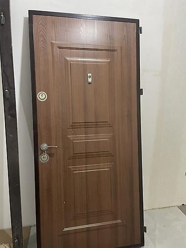 avropa qapi: Dəmir giriş qapısı – taxta teksturalı panel Qapi ag seherdə mənzildən — 2
