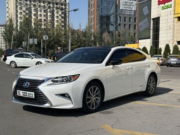 электромобиль neta: Автомобиль Lexus ES 300h белого цвета, выполненный в кузове седан