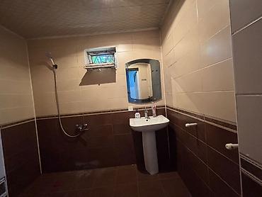 Kirayə evlər: Tələbə qızlar üçün otaq kirayə verilir.Otaq 2 nəfər qız üçün nəzərdə — 4