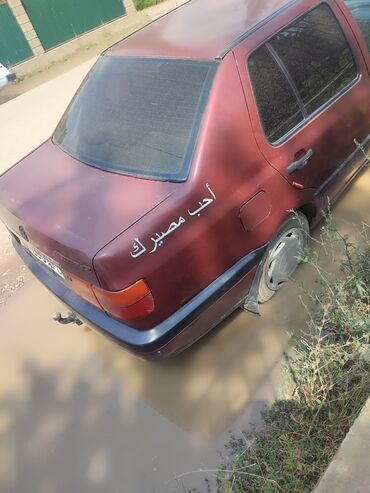 Volkswagen: Volkswagen Vento: 1994 г., 1.6 л, Механика, Седан