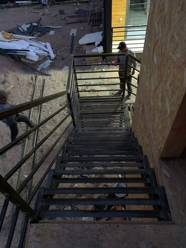 Металлические лестницы: Прочная металлическая лестница с площадкой и перилами, предназначенная — 9