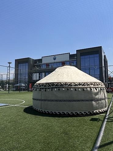 Юрта кочевого типа с традиционным казахским/кыргызским декором -