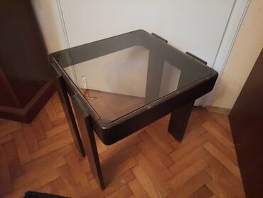Stolovi: Mali drveni (klub) stocic sa staklom Dimenzije 48x48 cm Visina oko — 7