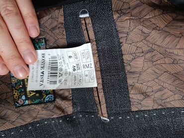 Kostyumlar: Boz rəngdə klassik kişi kostyum dəsti. Tərkib:Kastuyum yeni alinib — 8