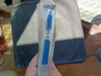 Masaüstü kompüterlər və iş stansiyaları: Köhnə Sony komputer və hissələri. sistem bloku, disketler, kalonka — 19