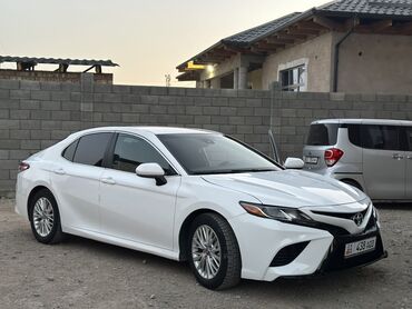 Toyota Camry (XV70), белый седан. Основные особенности: - Кузов