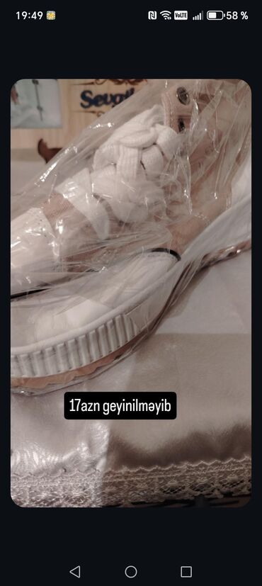 reebok ağ qaçış üçün qadın krossovkaları: Qadın krosovkası/sniker. - Rəng: açıq bej üst, ağ detallarla -