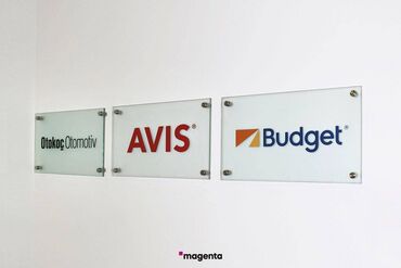 Mebel xidmətləri: Şüşə üzərində loqo yerləşdirilmiş ofis / şirkət interyer lövhələri